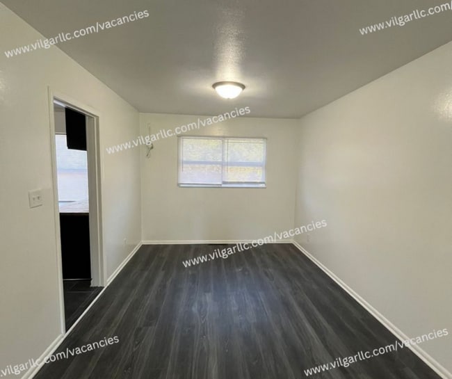 Building Photo - 3 spacious bedrooms, 2 full bathrooms home in Gary, IN