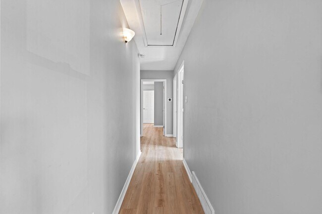Building Photo - 562 Lone Oak Dr