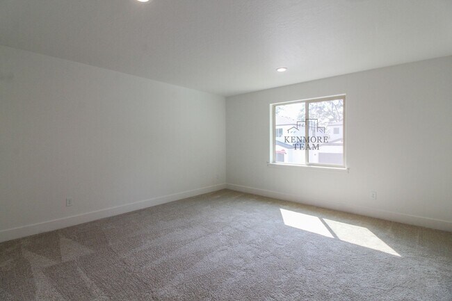 Building Photo - 4 Bedroom, 2.5 Bath Duplex in Kennewick
