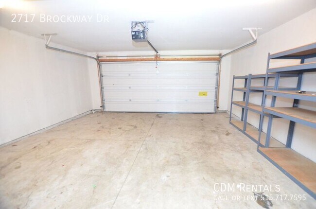 Building Photo - Huge DSM Split Level!