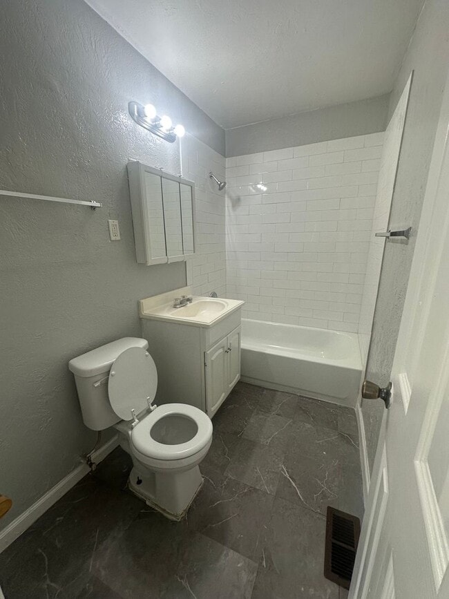 Building Photo - 2 Bed, 1 Bath, 1 Car Garage