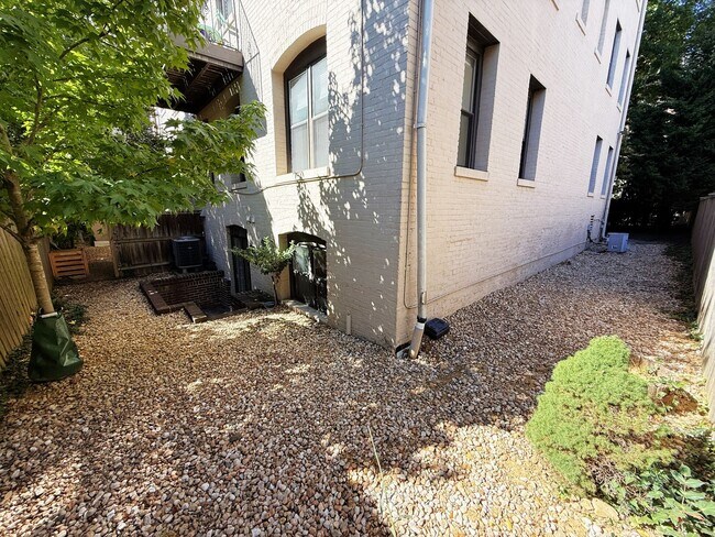 Building Photo - 2 Level, 2 Bedroom Hidden Gem in Dupont!