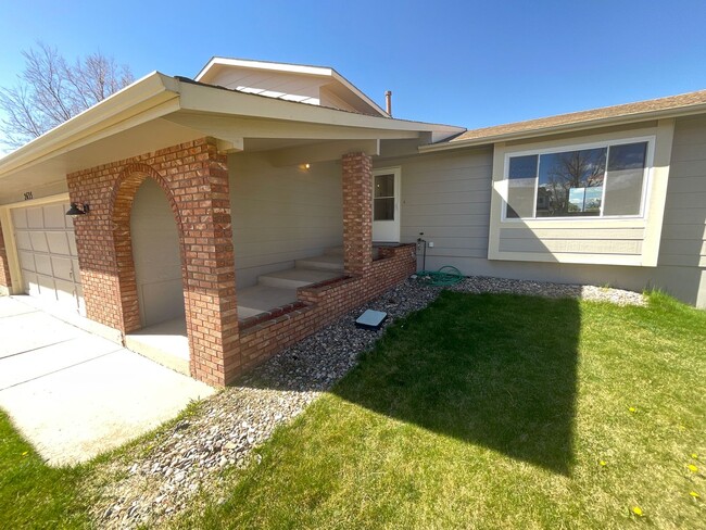Building Photo - 5 Bedroom Home Available Near Research Pkw...