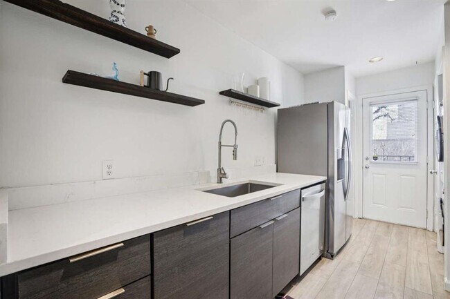 Building Photo - 1106 W 6th St