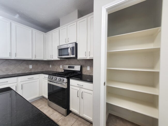 Building Photo - 7415 Hollister Ridge