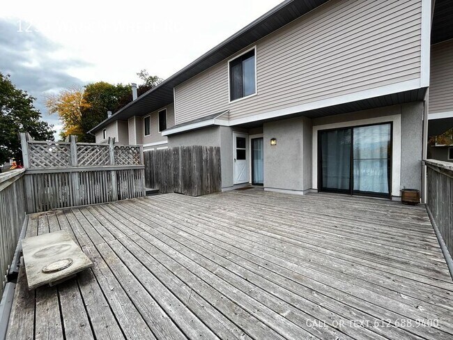 Building Photo - 3 Bed 3 Bath Townhome - 2 Car Attached Gar...