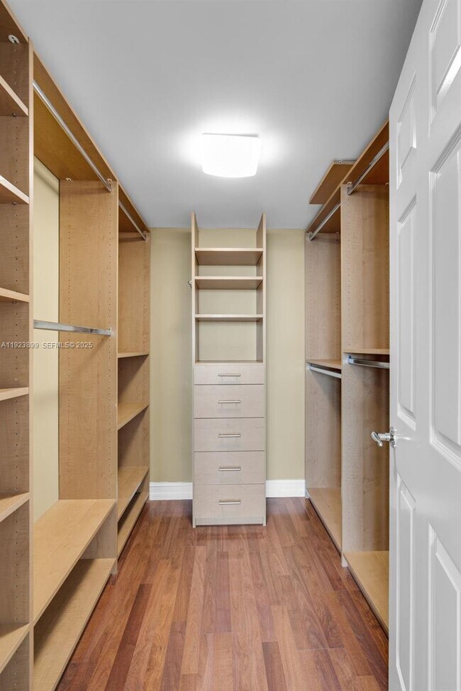 Building Photo - 800 Claughton Island Dr