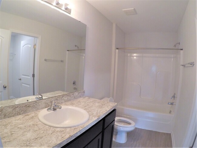 Building Photo - 5 Newport Sq Ct
