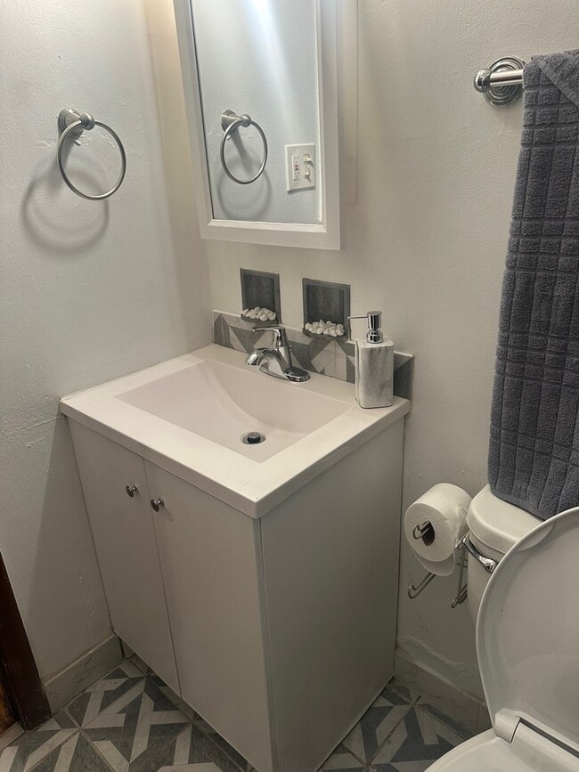 Building Photo - 380 Mackinaw Ave