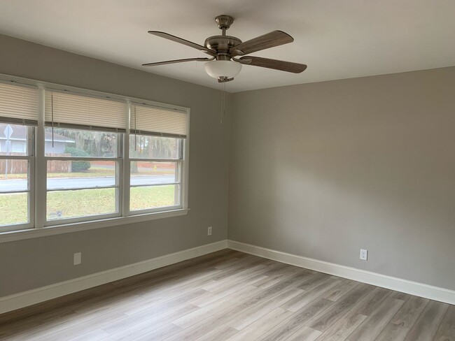 Building Photo - Two Bedroom Duplex Unit Near Southside/516