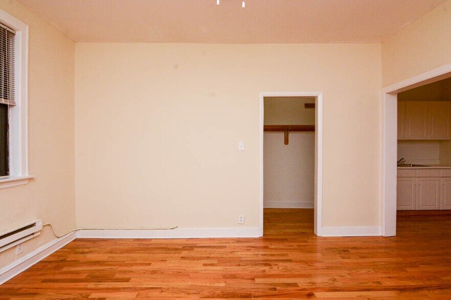 Building Photo - 544 W Wellington Ave