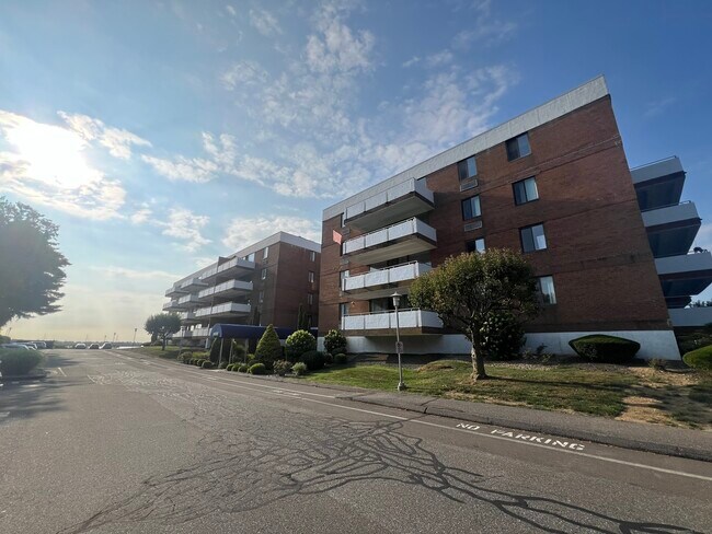 Primary Photo - 1460 Elm St