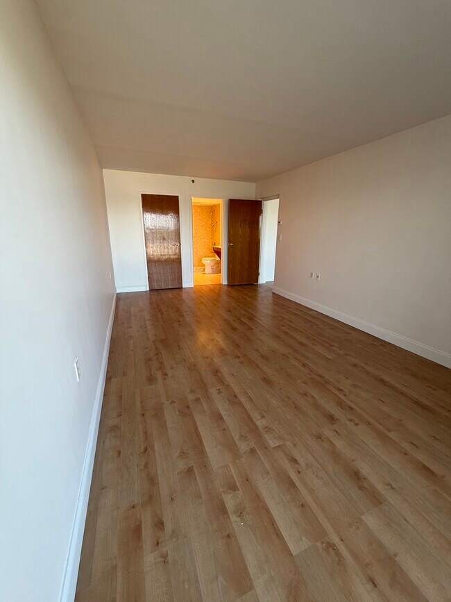 Building Photo - 100 Cove Way