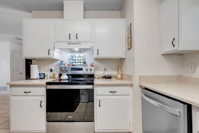 Building Photo - Updated Home Off Old Bainbridge Road