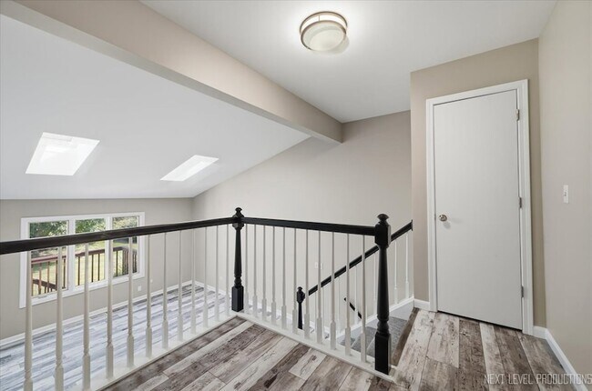 Building Photo - 306 E Conley Dr