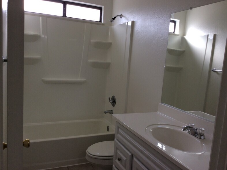 Building Photo - 1015 Angela Ct