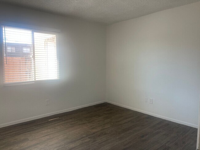 Building Photo - 48th St and Broadway,Single story 2 bed, 1...