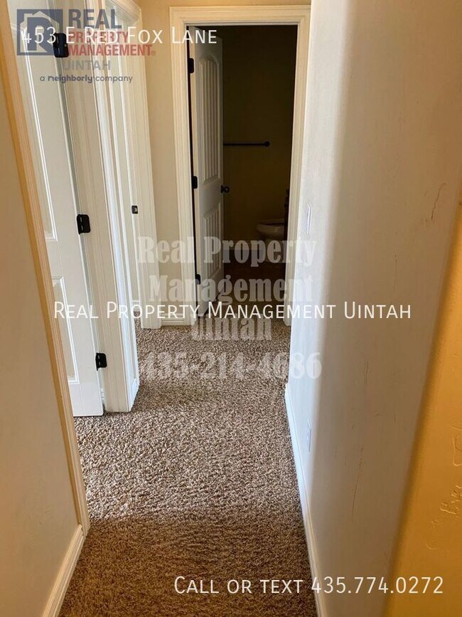 Building Photo - 453 E Red Fox Ln