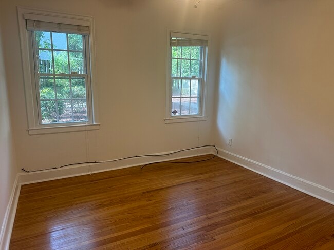 Building Photo - 900 Everett Pl