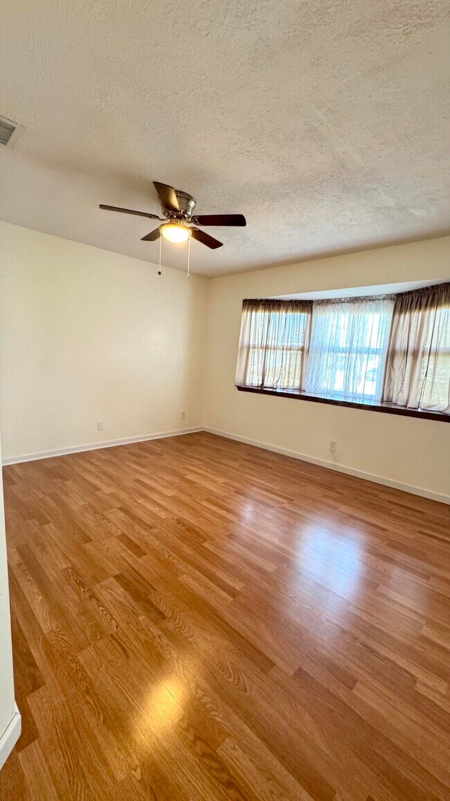 Building Photo - 5149 El Claro Cir