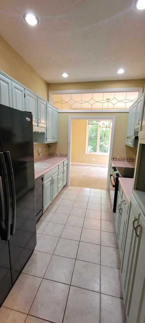 Building Photo - 2 Bed/ 2.5 Bath Townhouse