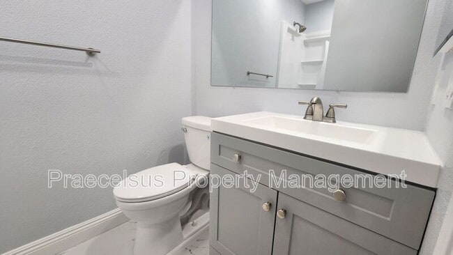 Building Photo - 2047 Lakeridge Cir