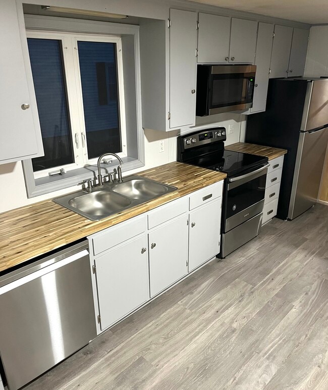 Building Photo - 175 May St