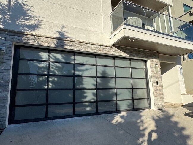 Building Photo - 4732 Mercier St