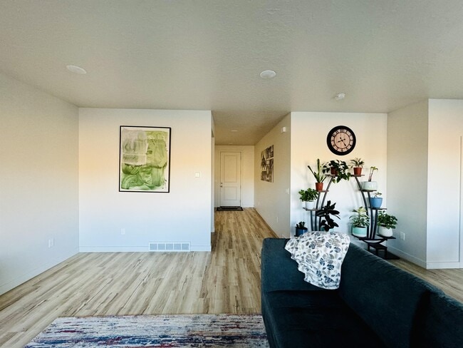 Building Photo - 2687 N Snowberry Dr