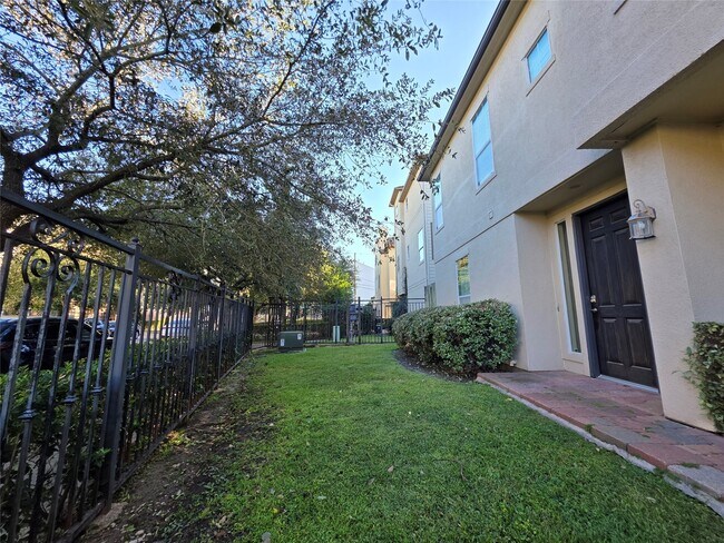 Building Photo - 2733 Sherwin St