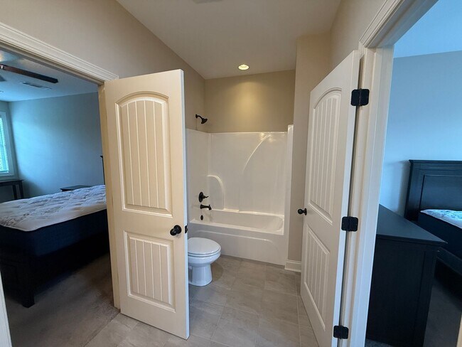 Building Photo - 3855 Academy Dr