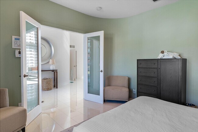 Building Photo - 3050 NE 43rd St