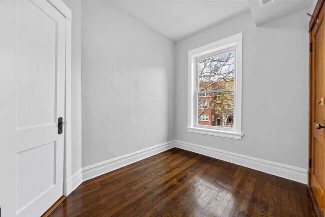 Building Photo - 915 W Newport Ave