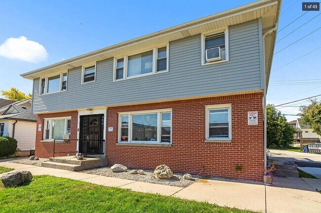 Building Photo - 1711 S 92nd St