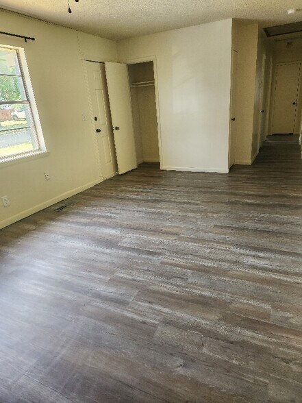 Building Photo - 1108 Southview Ln
