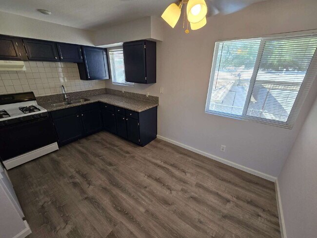 Building Photo - 4360 Twin View Cir