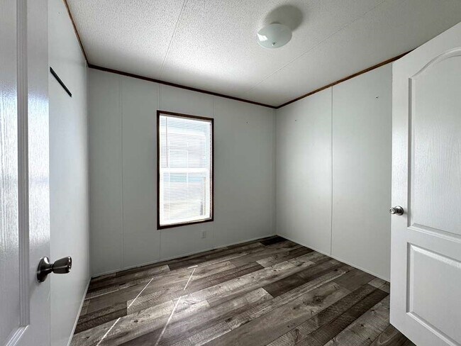 Building Photo - 16206 Wood Dr