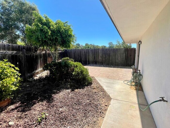 Building Photo - 3 Bedroom Home Country Living in Santa Barbara - Pets Considered - Available Early July
