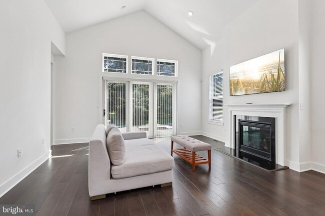 Building Photo - 2 Dogleg Ln