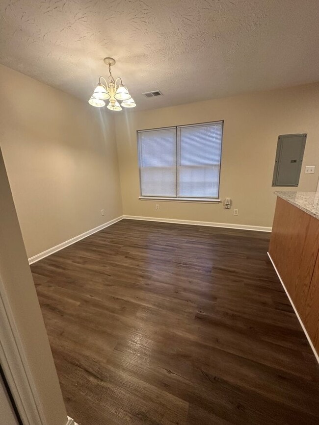 Building Photo - 2 bedroom 2.5 bath townhouse