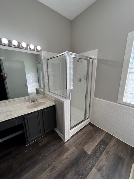 Master bathroom - 4729 Waterway Dr N