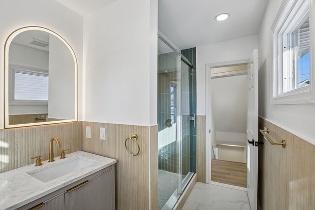 Building Photo - 4 Lincoln Pl