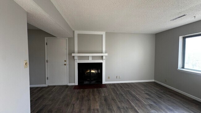 Building Photo - 4605 Grandview Ct