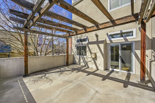 Building Photo - $3,150.00 - 2 Beds, 2.5 Baths, Apartment i...