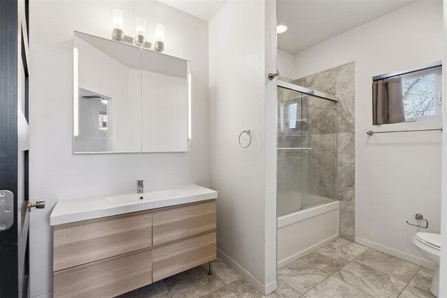 Building Photo - 1008 N Francis Ave