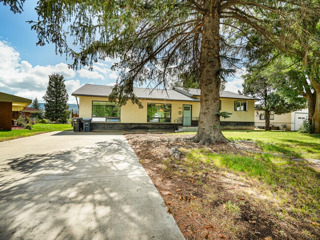 Building Photo - 1936 Crestview Dr