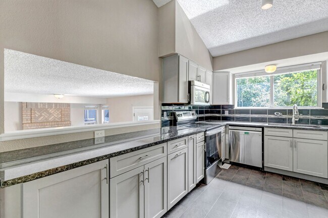 Building Photo - Spacious Home in Castle Rock