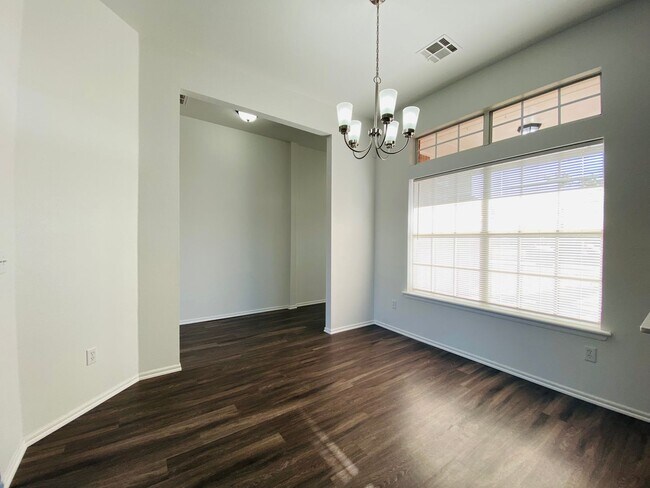Building Photo - 407 S Pointe Ln