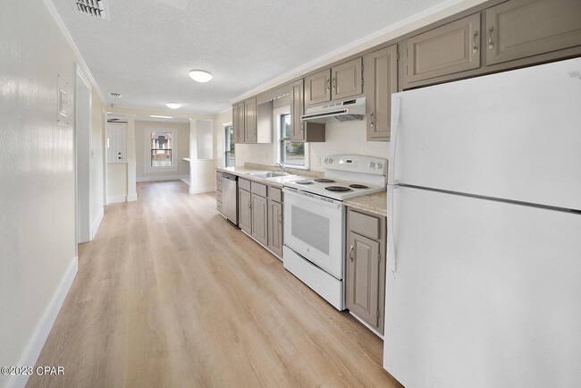 Building Photo - 206 E 2nd Ct