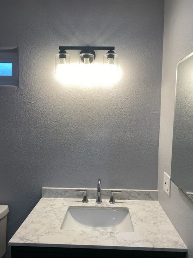 Building Photo - 4bd 2 ba House Available For Rent